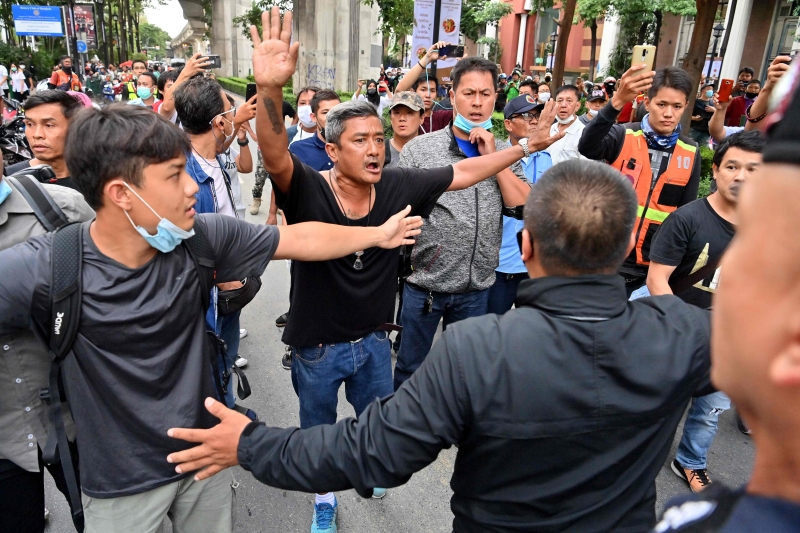 武威者组成人墙以阻止警察逮捕示威领袖。