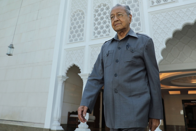 马哈迪在吉隆坡办公室接受路透社访问时说，即使是有新领导层诞生，大马仍容易受到政治联盟换边站影响。