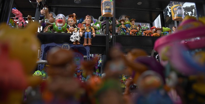 经历多年珍藏，3000多件玩偶藏身在其位于英迪拉马哥打的保健食品公司内。