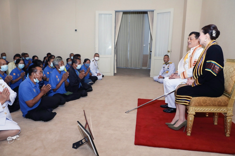 周四在沙功那空府沙功那空拉惹大学毕业典礼上，泰王哇集拉隆功和王后素提达与村民们交流。（欧新社照片）