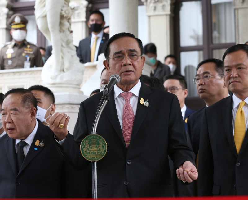 泰国首相巴育（中）在其内阁成员陪同下会见媒体时强调，他不会辞职。（欧新社照片）