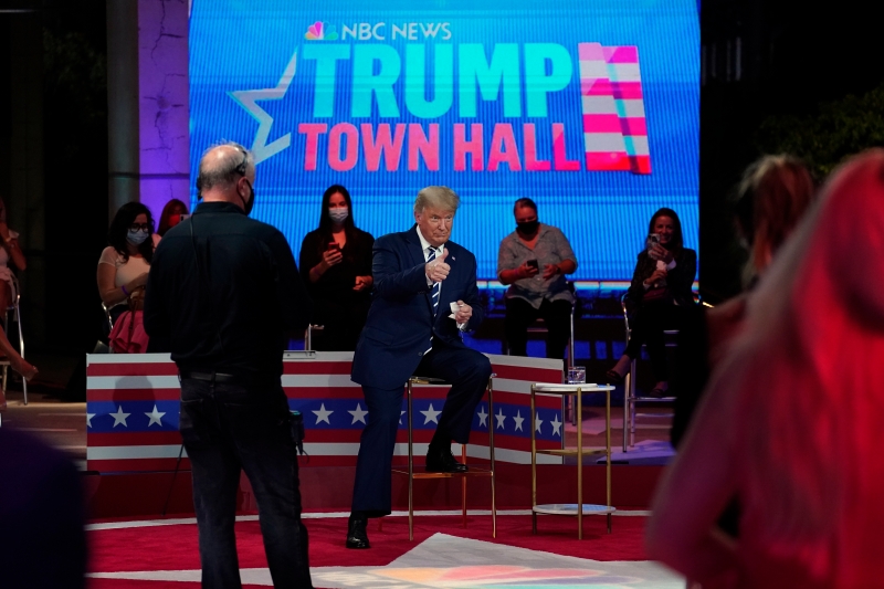 特朗普的答问大会在迈阿密的全国广播公司（NBC）举行。中场休息时，特朗普竖起拇指。（美联社照片）