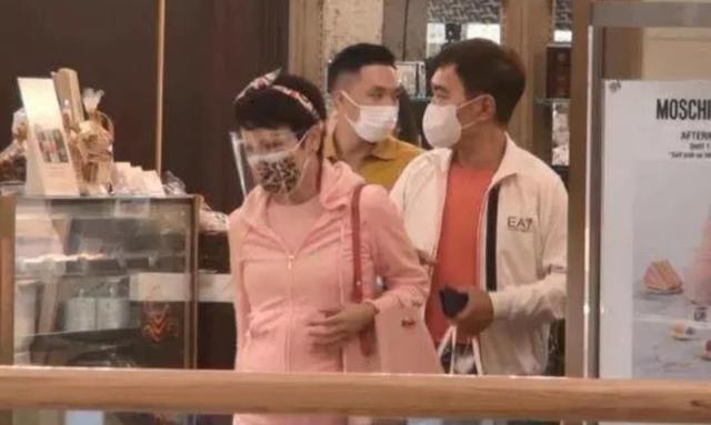 狄波拉和胡须Kong双双穿上粉红色情侣运动装逛街购物，离开店铺时体贴轻扶着老婆背部，细致体贴。