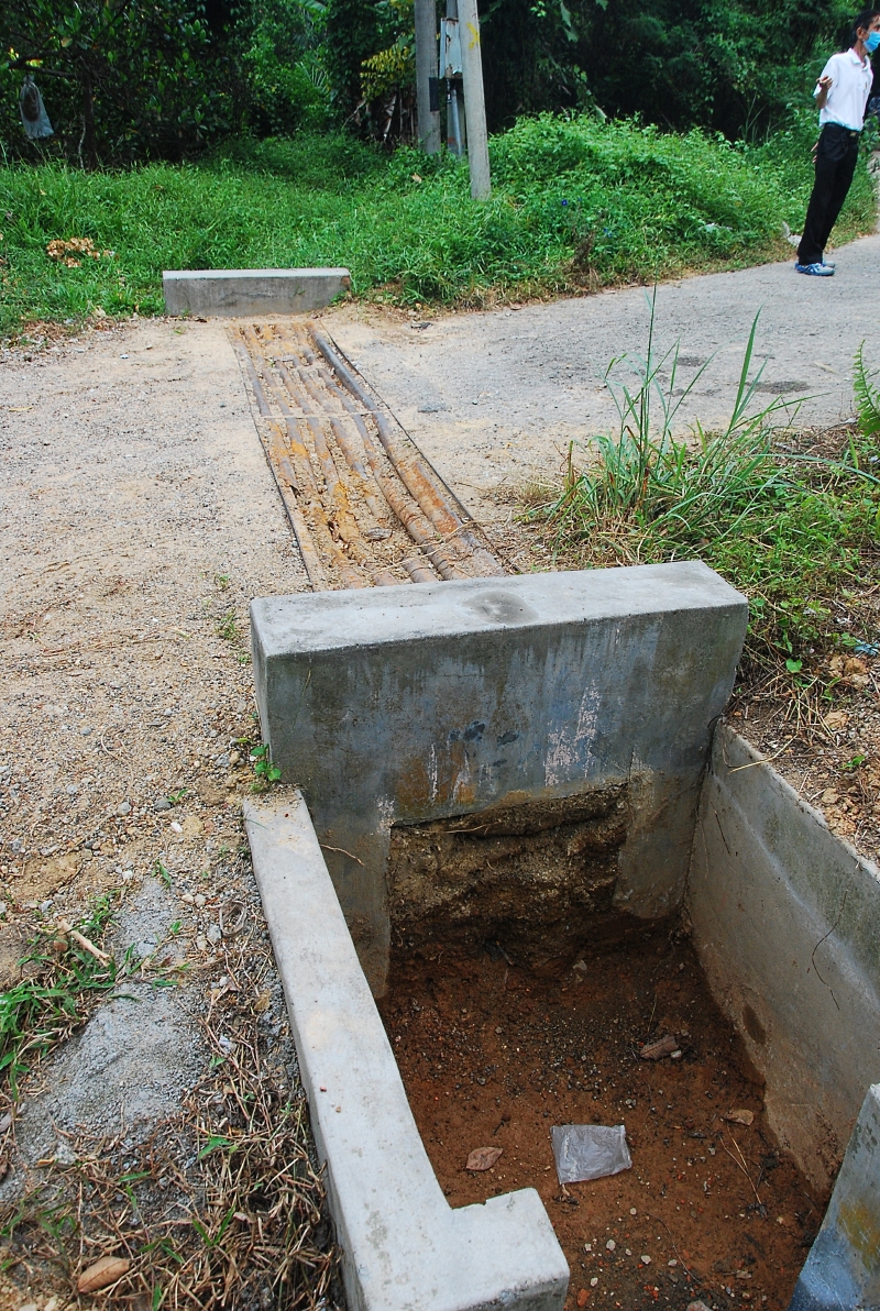 沟渠被泥土阻塞，完全失去排水作用。
