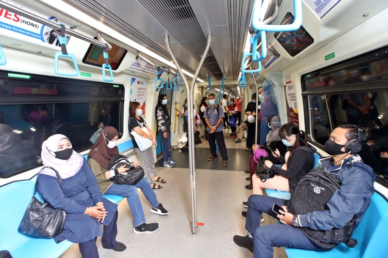 搭乘捷运的乘客几乎都会戴上口罩。