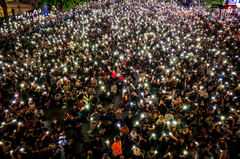 周四晚示威者的上万只手机灯光，点亮曼谷拉差帕颂购物区。（欧新社照片）
