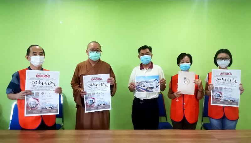 颜咏来（左起）、传惠法师、苏克信、柯丽芳及邓诗琳呼吁善信参与线上直播法会，协助“祇园”达成筹募建设基金的目标。