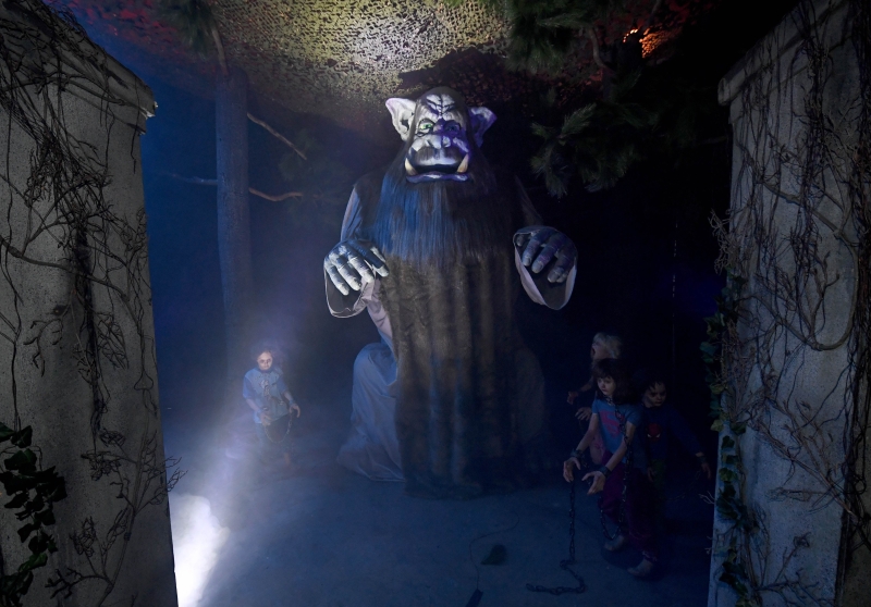 鬼屋摆放了动画世界出现的怪兽，勾起许多人的童年回忆。（新华社）