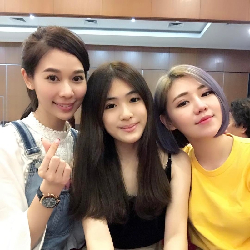 杨秀惠和Fiona还有一名堂妹Yanne（中），可爱灵秀的样貌同样也网民赞爆。