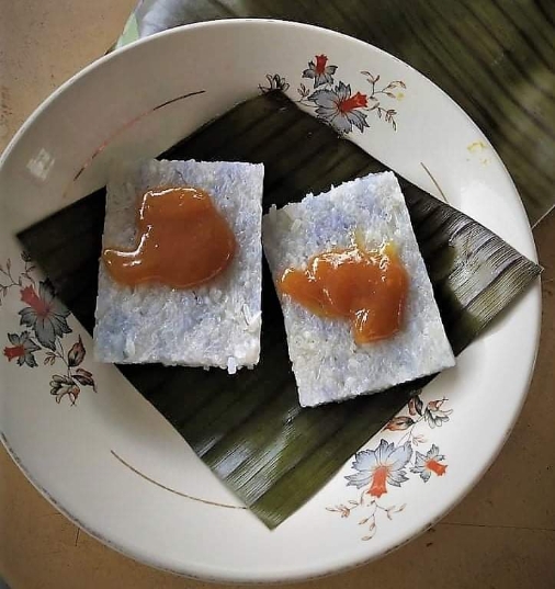 Pulut Taitai（兰花糯米饭），搭配椰香咖椰，口感丰富，入口甜滋滋。