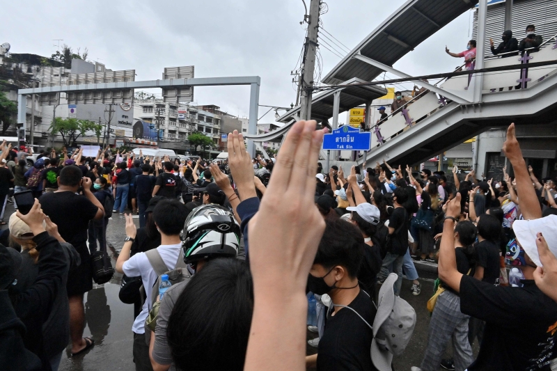 示威者聚集在捷运站。(图：法新社)