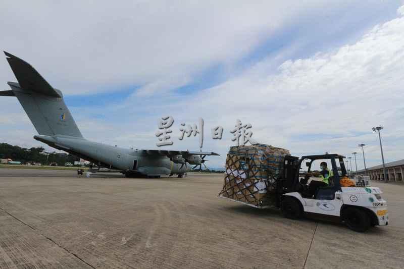 大马皇家空军动用军机，协助大马医疗援助协会载运63箱个人防护装备到沙巴。
