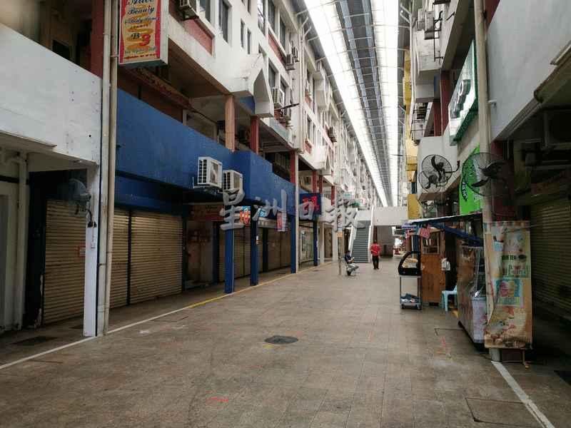 尽管政府前天（15日）宣布允许经济活动在有条件行管令期间如常进行，达迈商业区大部份商店依然关闭。
