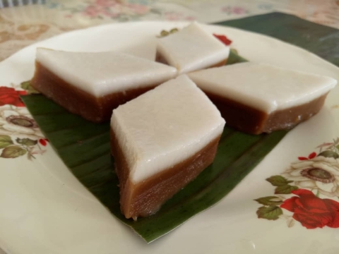 Kuih Talam（黄糖盘中糕），两层式的娘惹糕点，常见的是白绿色的班兰口味，但督亚冷人尤爱吃白褐色的黄糖Kuih Talam，白色上层柔软，褐色下层Q弹。