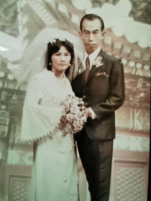 图为何发（右）及郑金当年的结婚照。