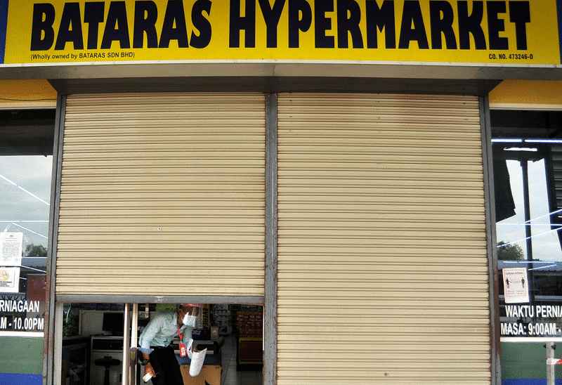 由于冠病确诊病患曾经光顾，纳闽Bataras超市暂时关闭。