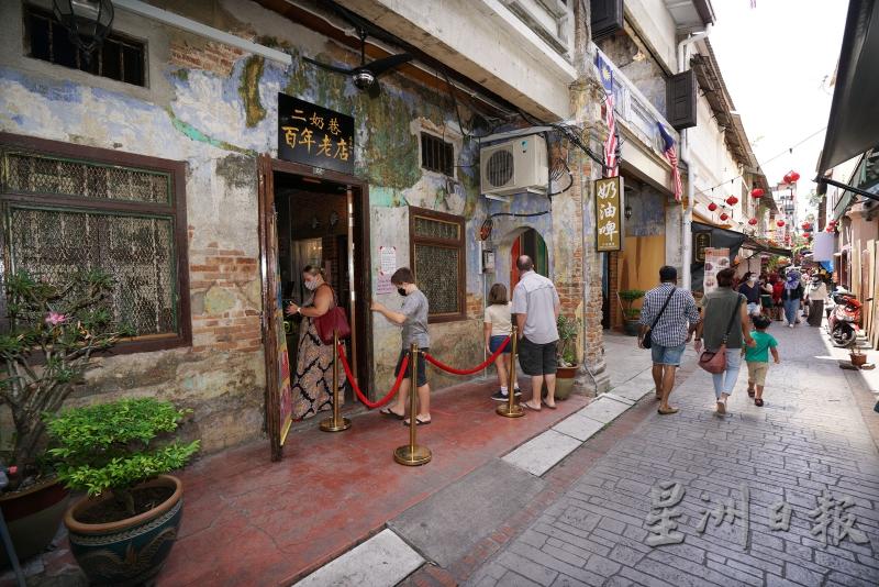 周末下午，出现在二奶巷的游客大减，人们可以轻松地在巷子里走动。