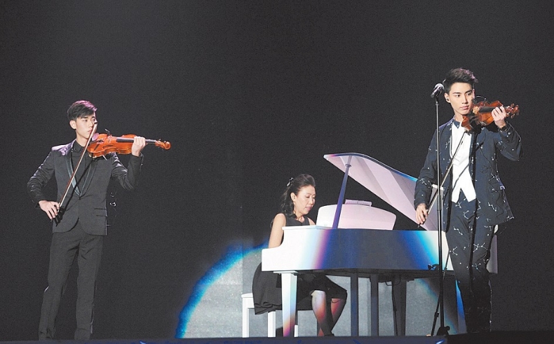 当年徐凯参加《Astro新秀歌唱大赛2014》，于决赛当晚妈妈及弟弟上台为他伴奏，带来自创歌曲《将爱》，一家三口高颜值登场，赢尽口碑及门面。