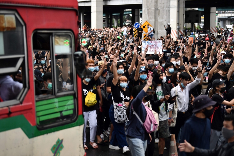示威者浩浩荡荡走在街头，边举三指手势边喊口号。(图：法新社)