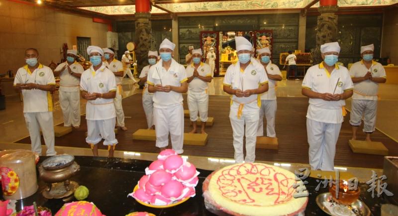 郑祝喜（前排右二起）与刘亚扬带领一众理事会成员、炉主、副炉主及部分善信进行祝寿仪式。