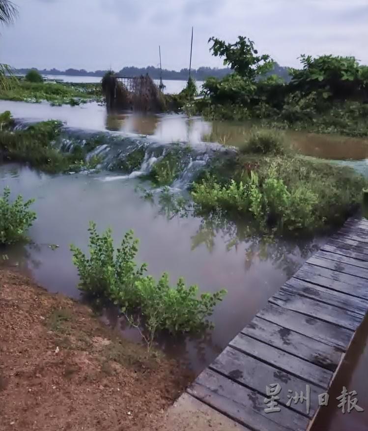 河水越过河堤淹入安顺霹雳河畔低洼地段。