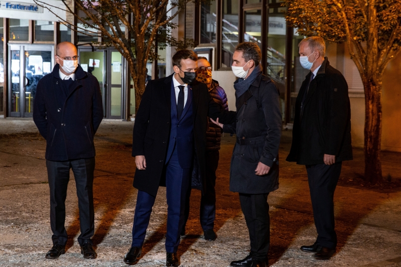 法国总统马克龙（左2）也亲赴案发现场了解情况。（图：欧新社）