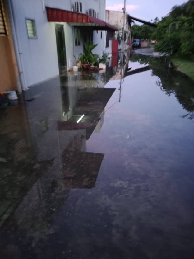巴生港口一些低洼地区的住宅区，还是受到海潮影响，后巷道路都淹水。