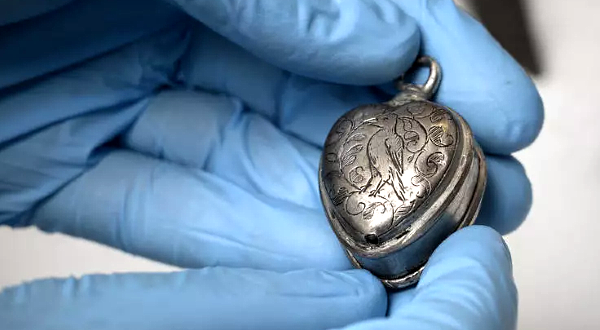 A 17th century pendant found in a glacier in the southern canton of Valais Fabrice. AFP