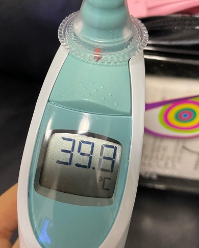 张名雅的2岁小儿子发烧39.8度，让她忧心不已。