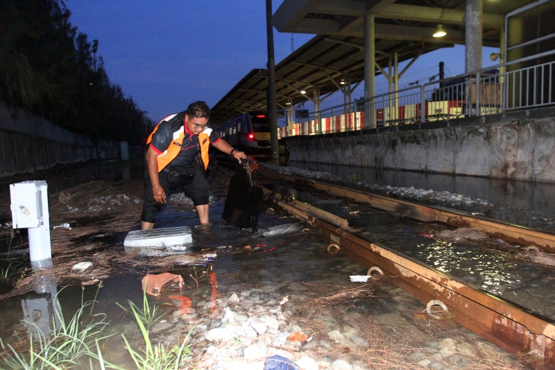 巴生港口站的铁道今早也小积水，不过情况并不严重。