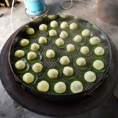 Kuih Kochi（椰丝甜粿），包裹着诱人香浓的椰糖椰丝。