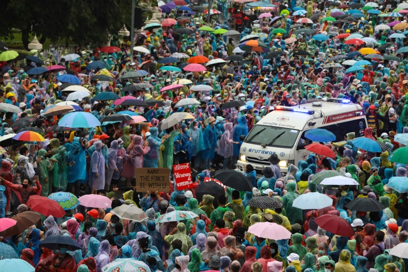 穿上五颜六色雨衣的示威者配合警方的指示，让开道路以便救护车驶过。（图：法新社）