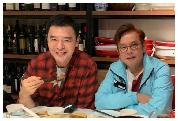 67岁的锺镇涛与70岁的谭咏麟聚餐，两人保养得当显年轻，体态面貌似壮年。