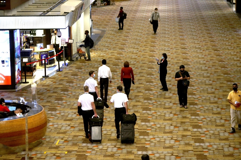 约31.7％受访者认为，新加坡应放慢边境开放速度，另有12.5％受访者认为，由于疫情变数太多，不应让任何旅客入境新加坡。（档案照）