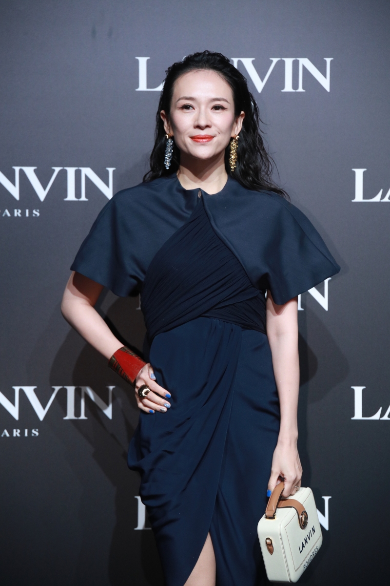 章子怡出席某品牌2021春夏时装秀，身穿深蓝色鱼尾裙端庄大气。