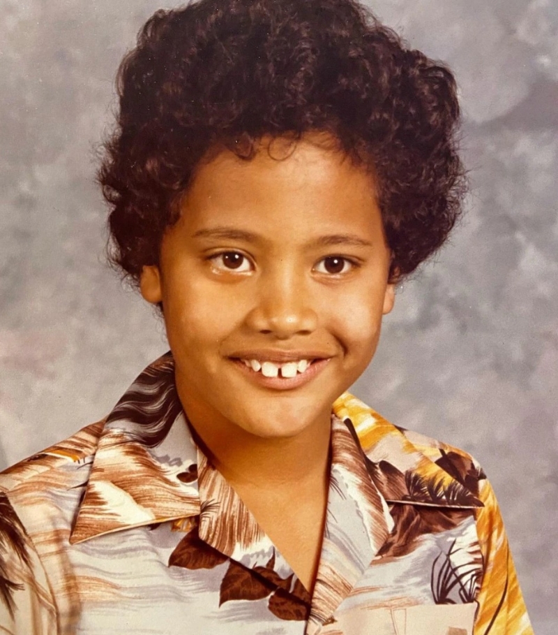 7岁的道维强森一头爆炸卷发，并有一口暴牙，被网民赞可爱。