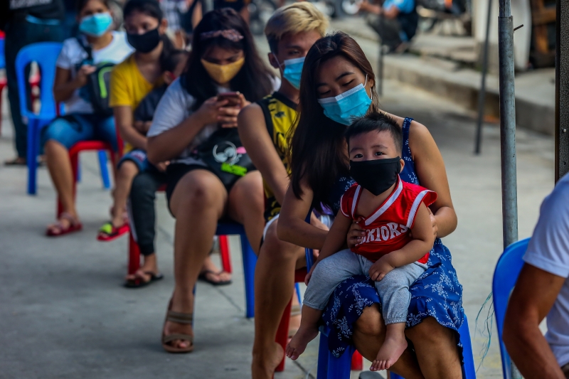 菲律宾马尼拉一处贫民区的人们排队等待接受新冠病毒检测 。　（新华社照片）