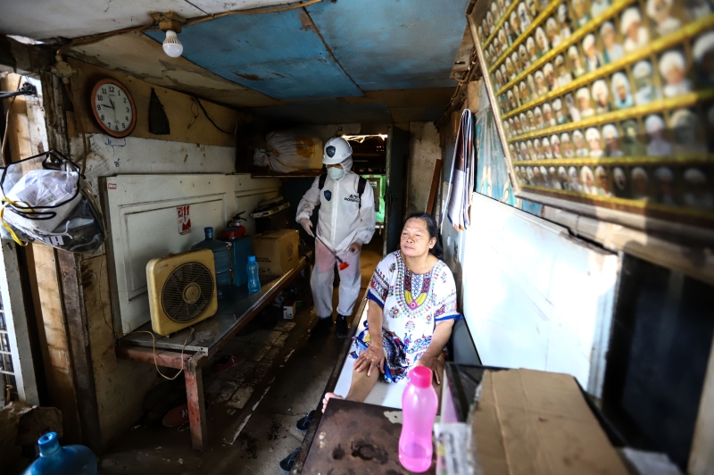 防疫人员在印度尼西亚雅加达一处贫民区开展消毒防疫工作。　（新华社照片）
