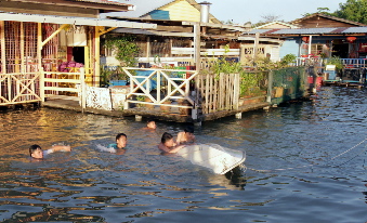 大涨潮也是许多沿海地区的“游泳池”，不少小孩借此戏水游泳。
