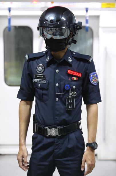 戴上体温测量头盔的辅警酷似“机械战警”。