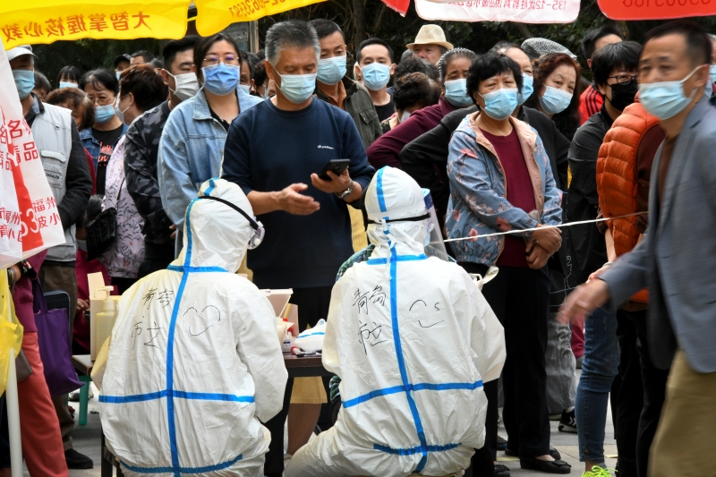 青岛市近日爆发冠病疫情有13人确诊后，当局即对青岛进行全员核酸检测，5天内完成全部1089万9145个核酸样本检测，无新增个案。(美联社照片)