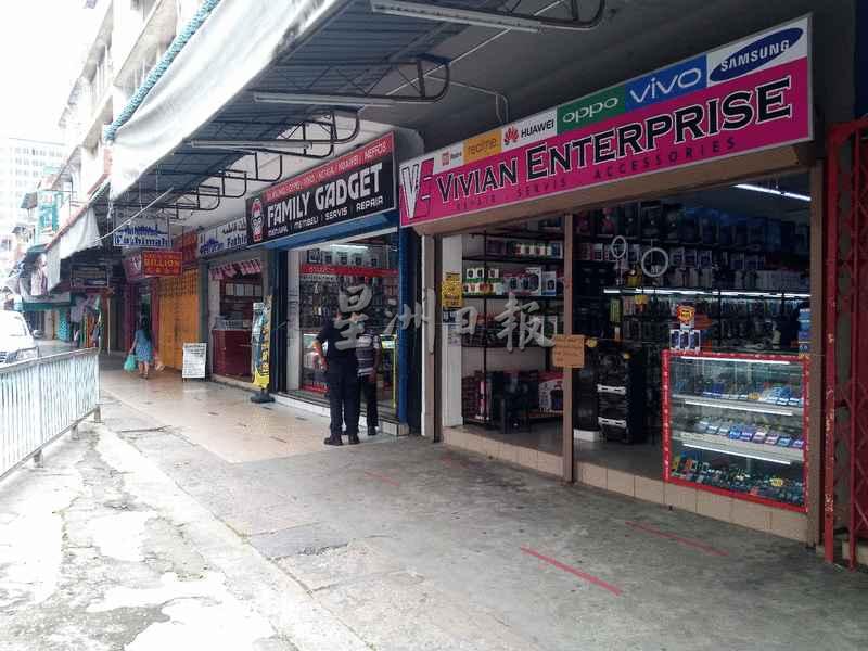 市区的非基本服务业，如手机零售商，有部分已恢复营业。