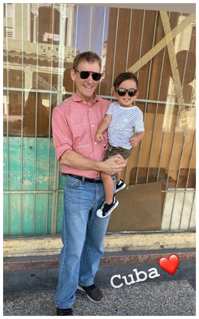 昆凌日前也分享爸爸抱着孙子小小周的照片，爷孙俩齐齐戴上太阳眼镜示人，帅气十足！