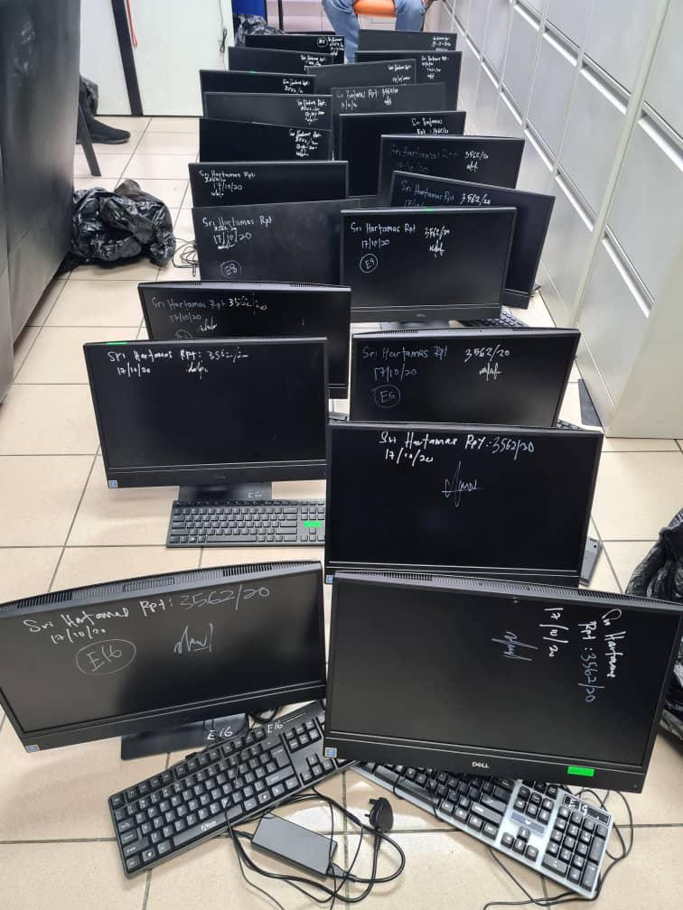 警方起获多部涉及网络赌博活动的桌面电脑。