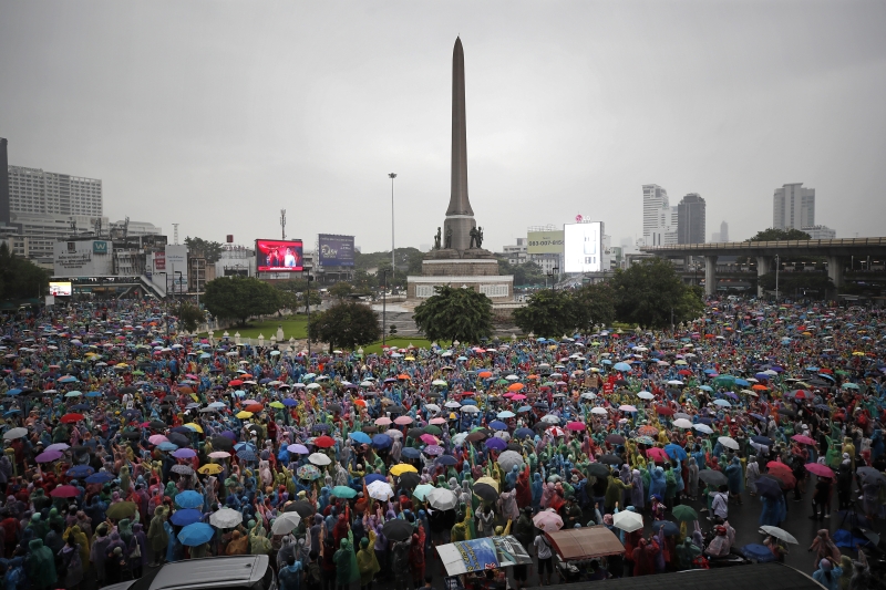 示威者星期日冒雨集结在胜利纪念碑前。警察估计约有1万人参与。（图：欧新社）