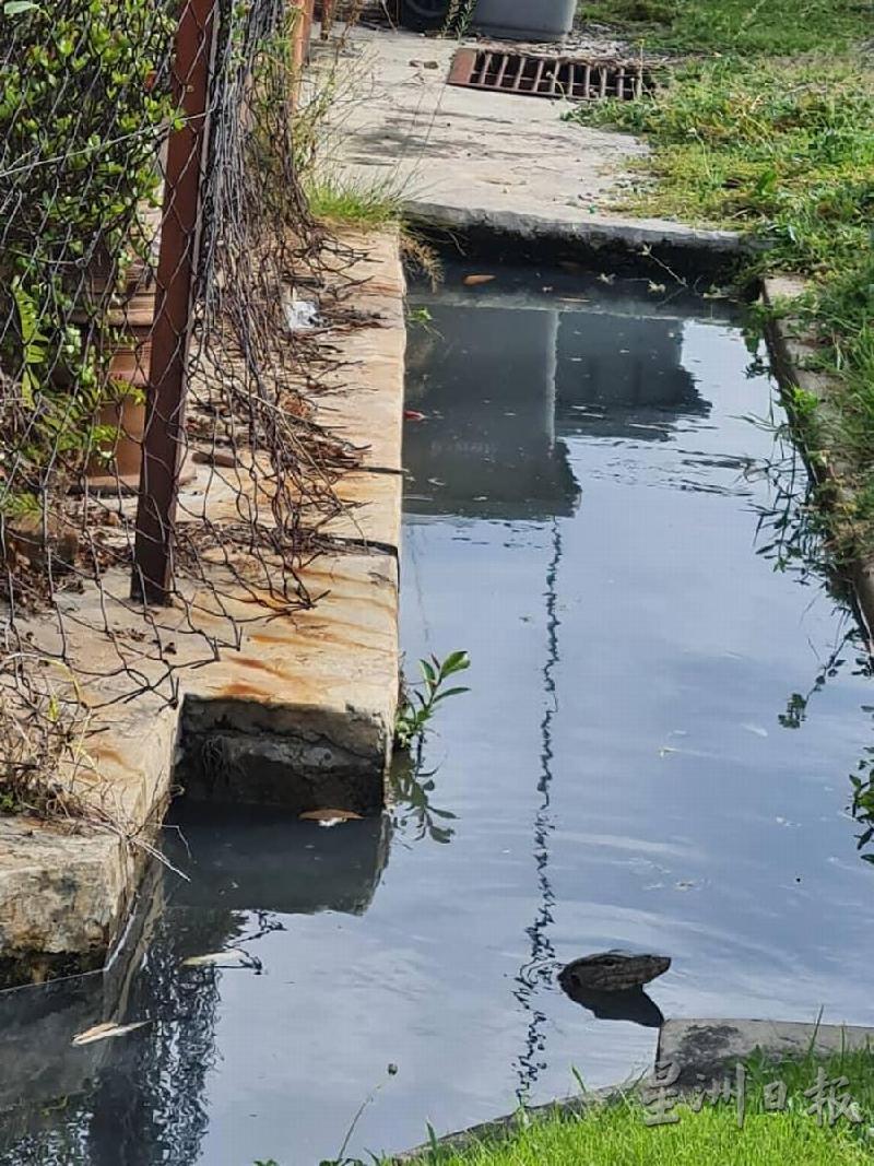 哥打拉沙马那地区的沟水水位高涨。
