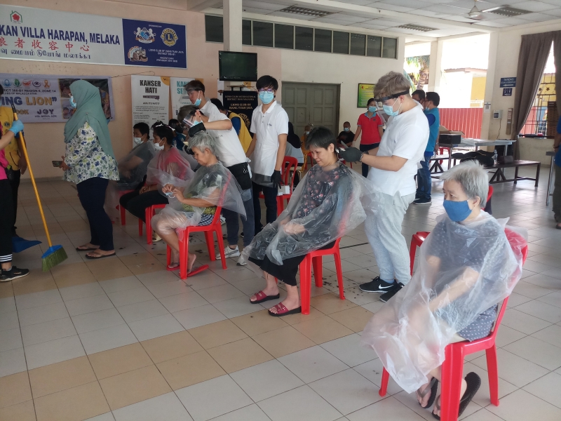 13名理发师到鲁容流浪者中心为住户们进行义剪。