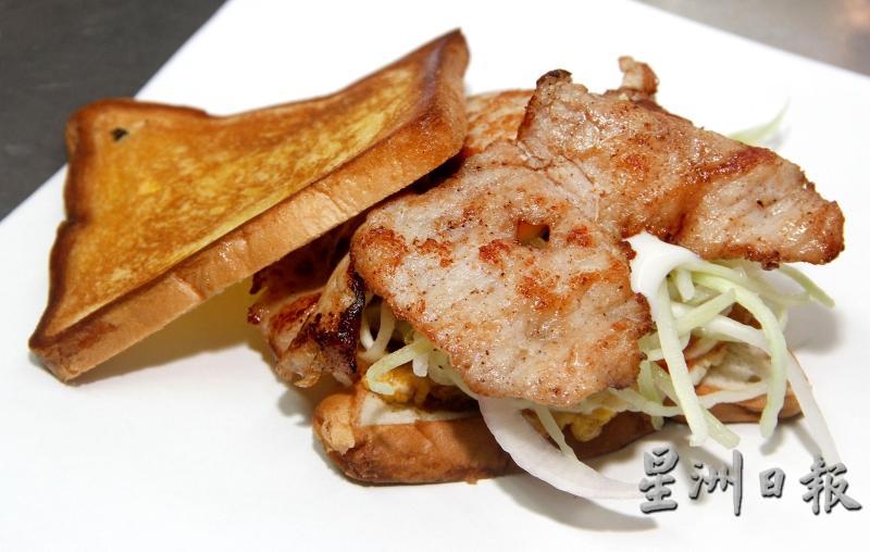  简单的猪扒三文治搭配洋葱和青瓜丝，也一样能满足味蕾。