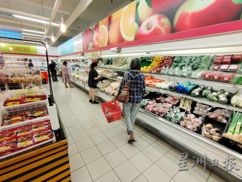 超市在陈列货品方面考量到消费者想要尽速完成采购的心态，会把人们最常购买的物品排放在最外围。