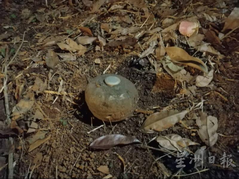 造成村民们虚惊一场的圆球，只不过是洋灰与铁质组成的圆球，相信是分界石。
